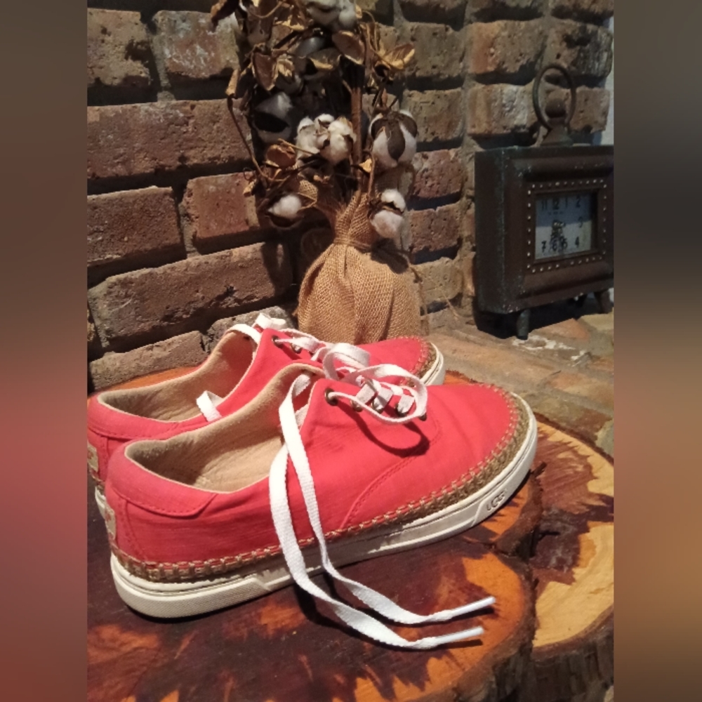 UGG Coral Lace-Up Tennis Shoes Size 6.5